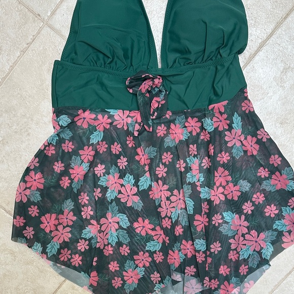 Green Tankini Set - Picture 3 of 8